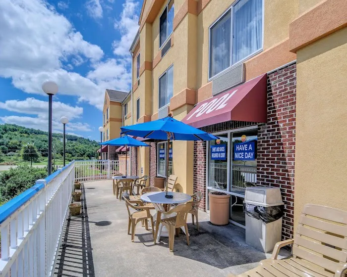 Comfort Inn & Suites Hillsville I-77 4