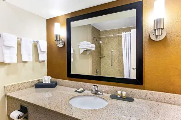 La Quinta Inn & Suites by Wyndham Wytheville 4