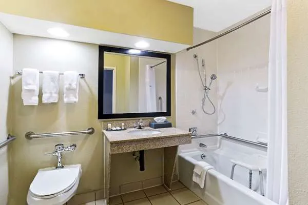 La Quinta Inn & Suites by Wyndham Wytheville 4