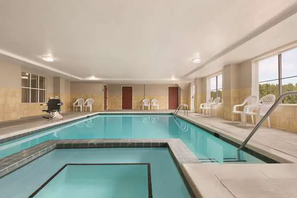 Country Inn & Suites by Radisson, Wytheville, VA 4