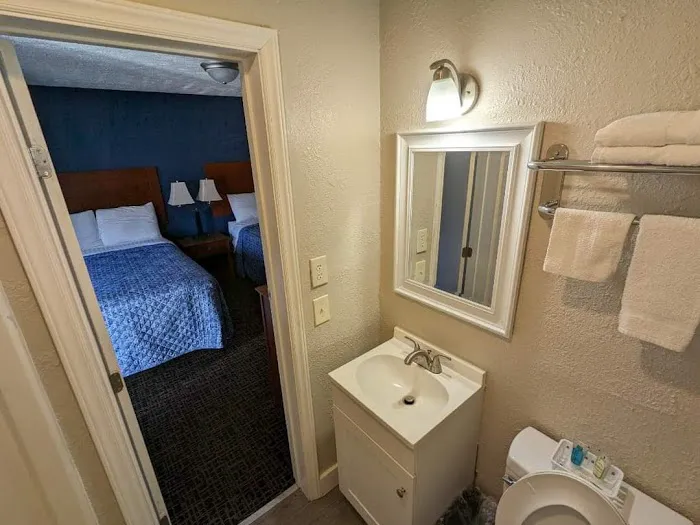 Bea's Parkway Inn 4