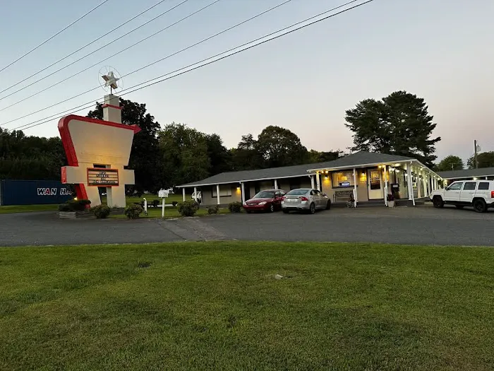 Bea's Parkway Inn 4