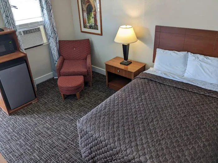 Bea's Parkway Inn 4