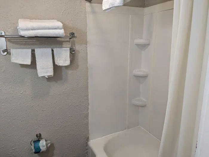 Bea's Parkway Inn 4