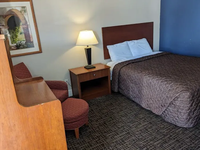 Bea's Parkway Inn 4