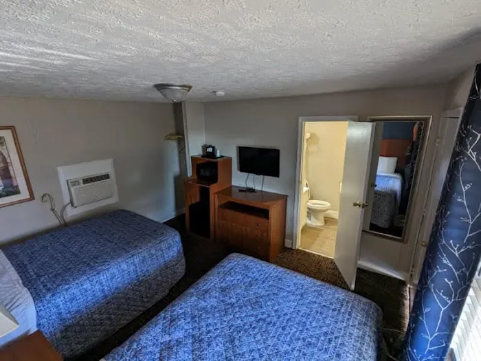 Bea's Parkway Inn 4
