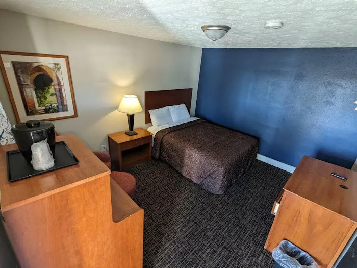 Bea's Parkway Inn 4