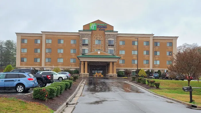 Holiday Inn Express & Suites Mount Airy 4