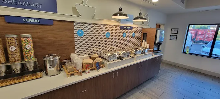Holiday Inn Express & Suites Mount Airy 4