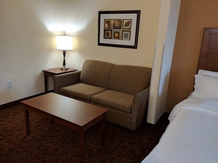 Holiday Inn Express & Suites Mount Airy 4