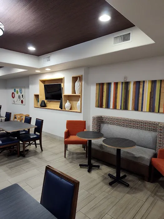 Holiday Inn Express & Suites Mount Airy 4