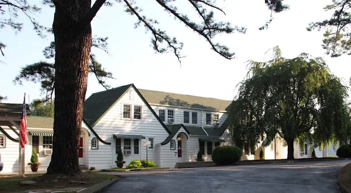 The Pine Tavern Lodge 4