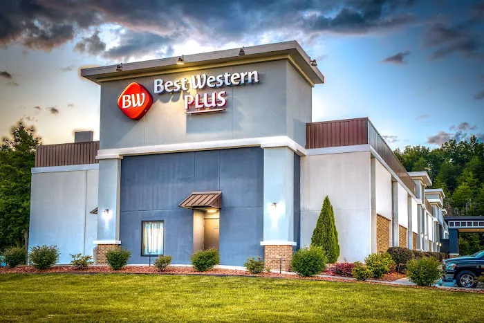 Best Western Plus Yadkin Valley Inn & Suites 4
