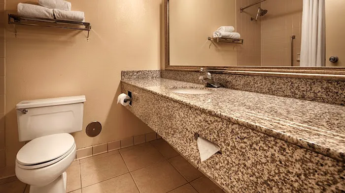 Best Western Plus Yadkin Valley Inn & Suites 4