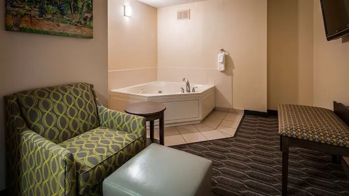 Best Western Plus Yadkin Valley Inn & Suites 4