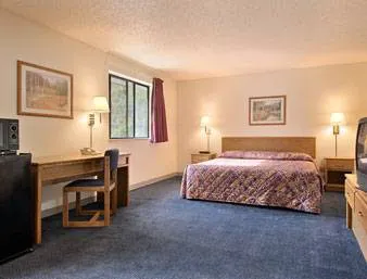 Super 8 by Wyndham Martinsville VA 4