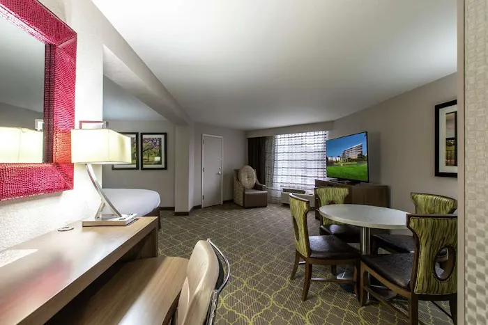 DoubleTree by Hilton Hotel Winston Salem - University 4