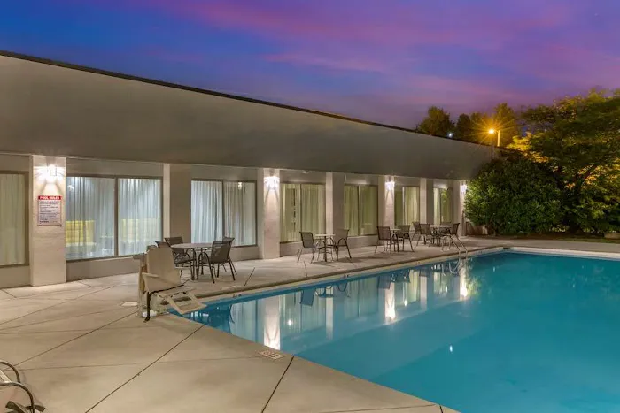Best Western Plus University Inn 4