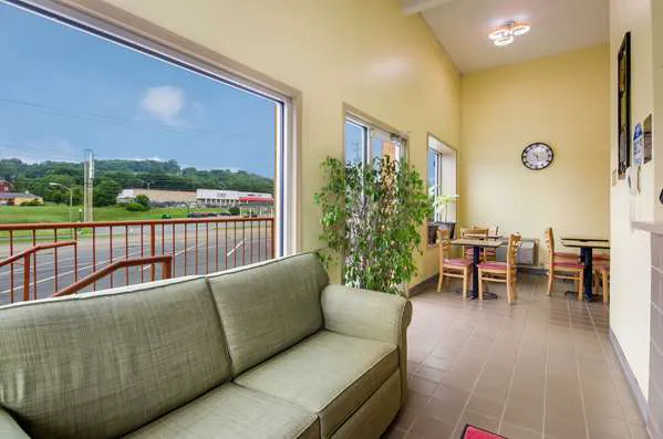 Econo Lodge Marion I-81 4