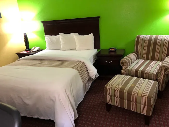 Econo Lodge Marion I-81 4