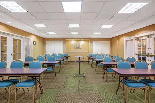 La Quinta Inn & Suites by Wyndham Winston-Salem 4