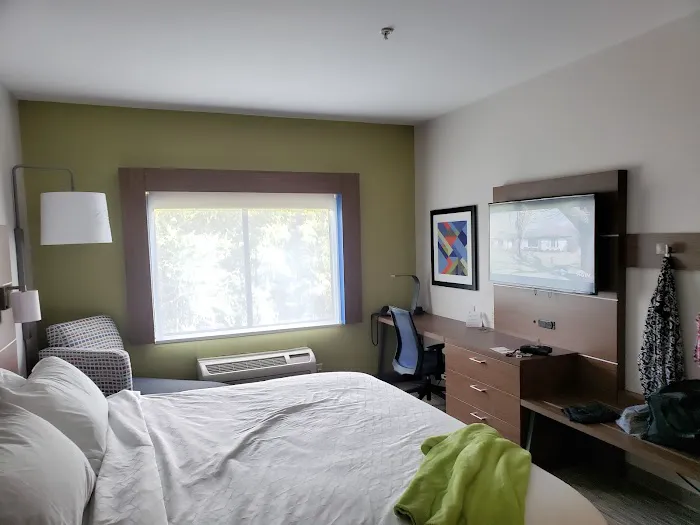 Holiday Inn Express & Suites Claypool Hill (Richlands Area), an IHG Hotel 4