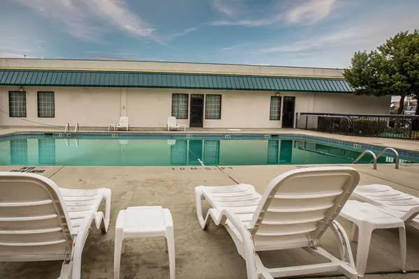Quality Inn & Suites Hanes Mall 4