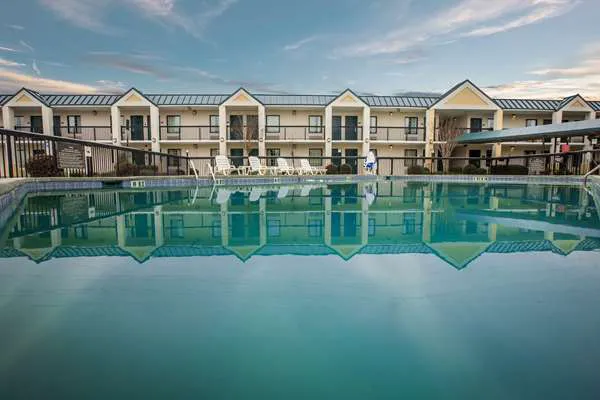 Quality Inn & Suites Hanes Mall 4