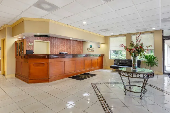 Quality Inn & Suites Hanes Mall 4