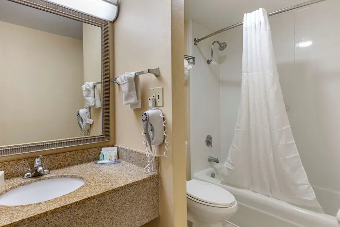 Quality Inn & Suites Hanes Mall 4