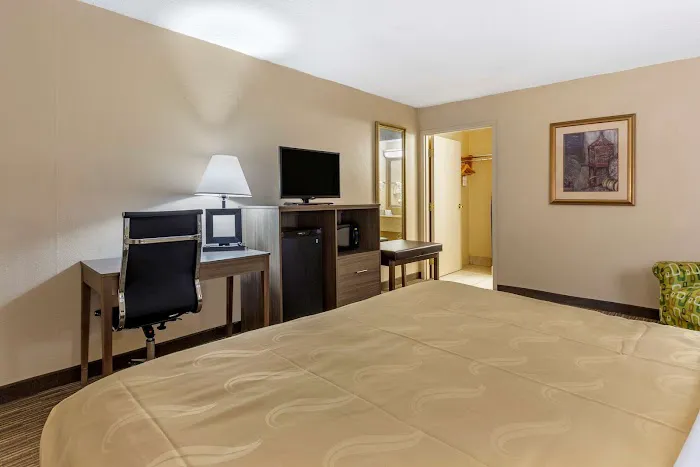 Quality Inn & Suites Hanes Mall 4