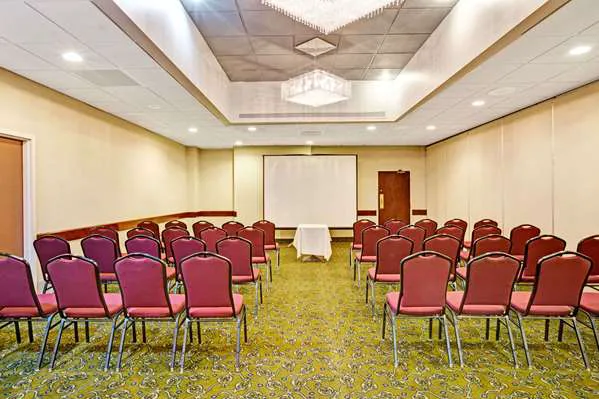 Ramada by Wyndham Statesville 4