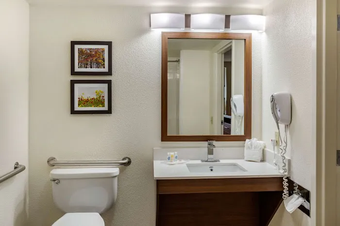 Comfort Suites Hanes Mall 4