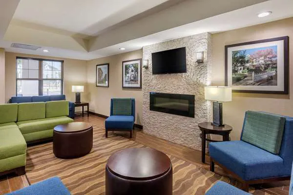 Comfort Suites Hanes Mall 4
