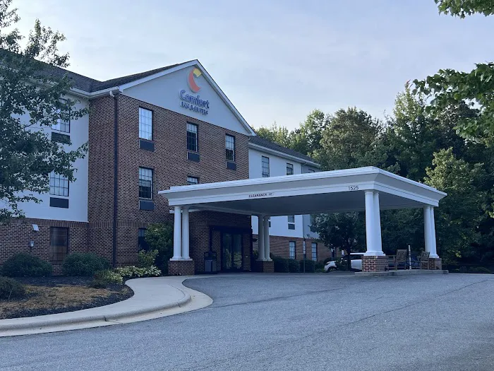 Comfort Inn & Suites 4
