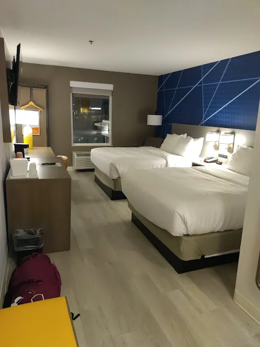 Comfort Inn & Suites 4