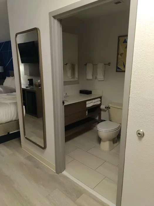 Comfort Inn & Suites 4