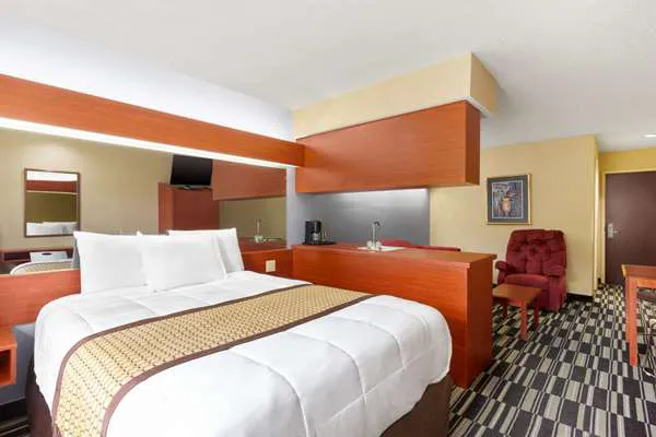 Microtel Inn & Suites by Wyndham Thomasville/High Point/Lexi 4