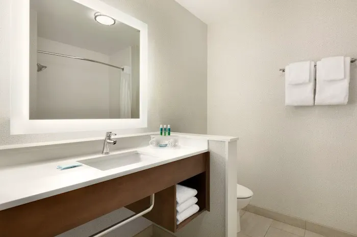 Holiday Inn Express & Suites Salisbury by IHG 4