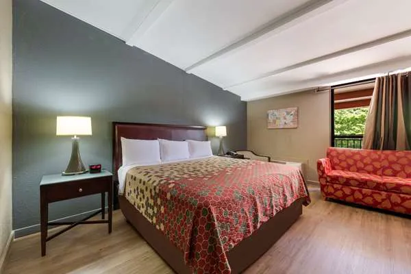 Econo Lodge 4
