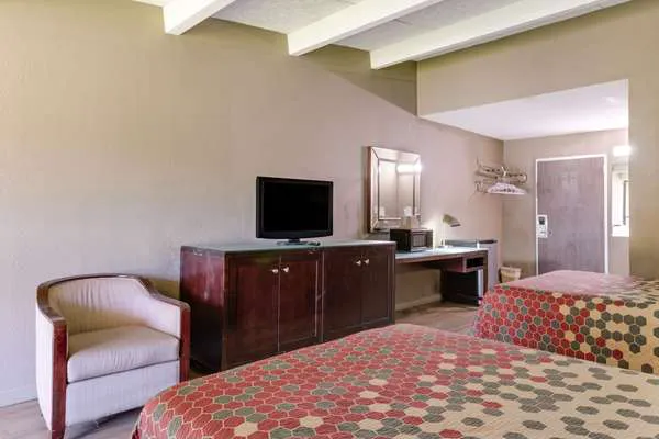 Econo Lodge 4
