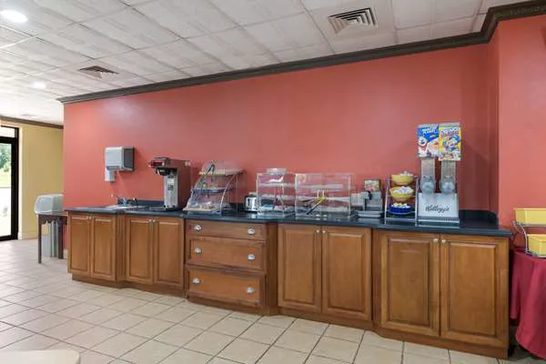 Econo Lodge 4