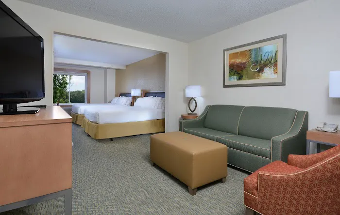 Holiday Inn Express & Suites High Point South by IHG 4