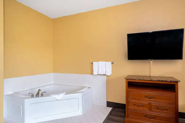 Super 8 by Wyndham Salisbury 4