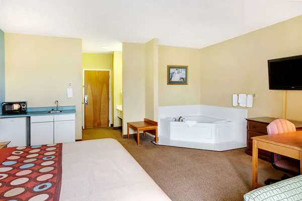 Super 8 by Wyndham Salisbury 4