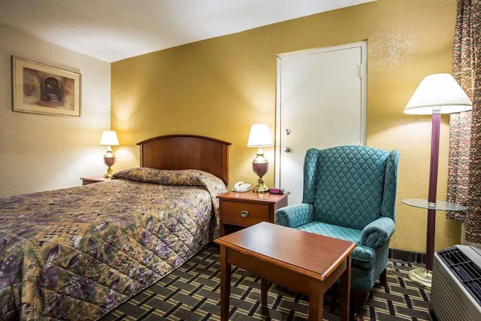 Econo Lodge 4