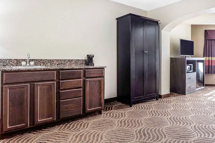 Quality Inn & Suites 4