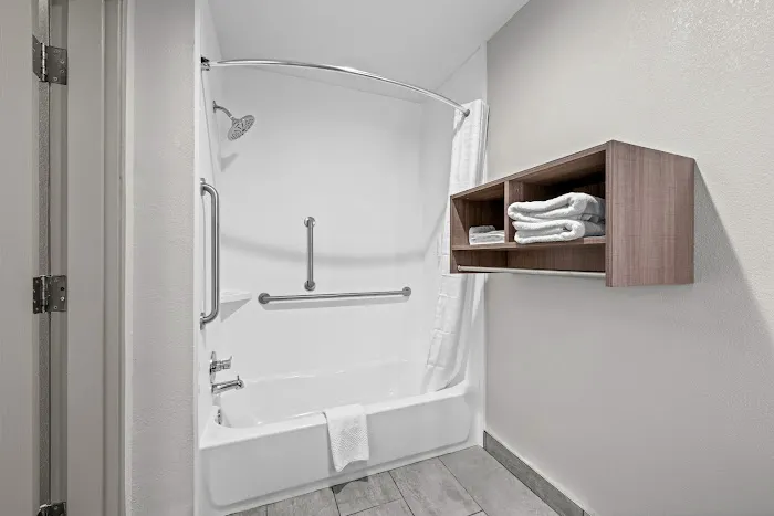 Clarion Pointe 4