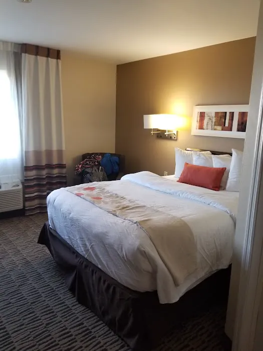 Hawthorn Suites by Wyndham Greensboro 4