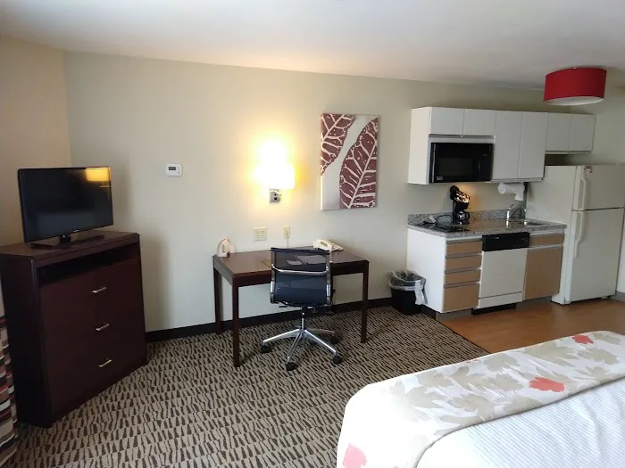 Hawthorn Suites by Wyndham Greensboro 4